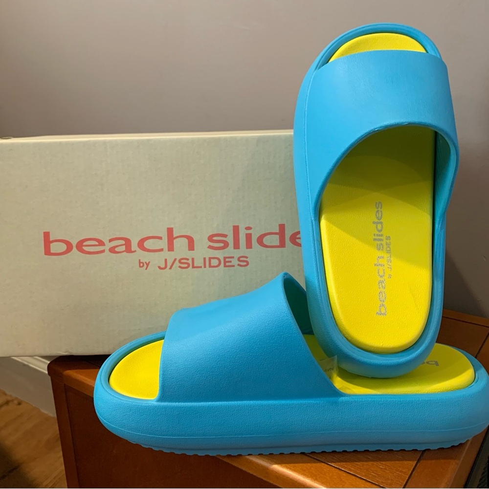 Beach slides by J/slides new w/o tags in box. Size 8. Turquoise/Yellow Squish